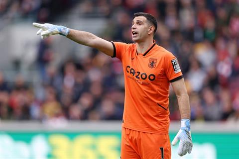 Emiliano Martinez đau bụng và nôn trong trận gặp Brentford